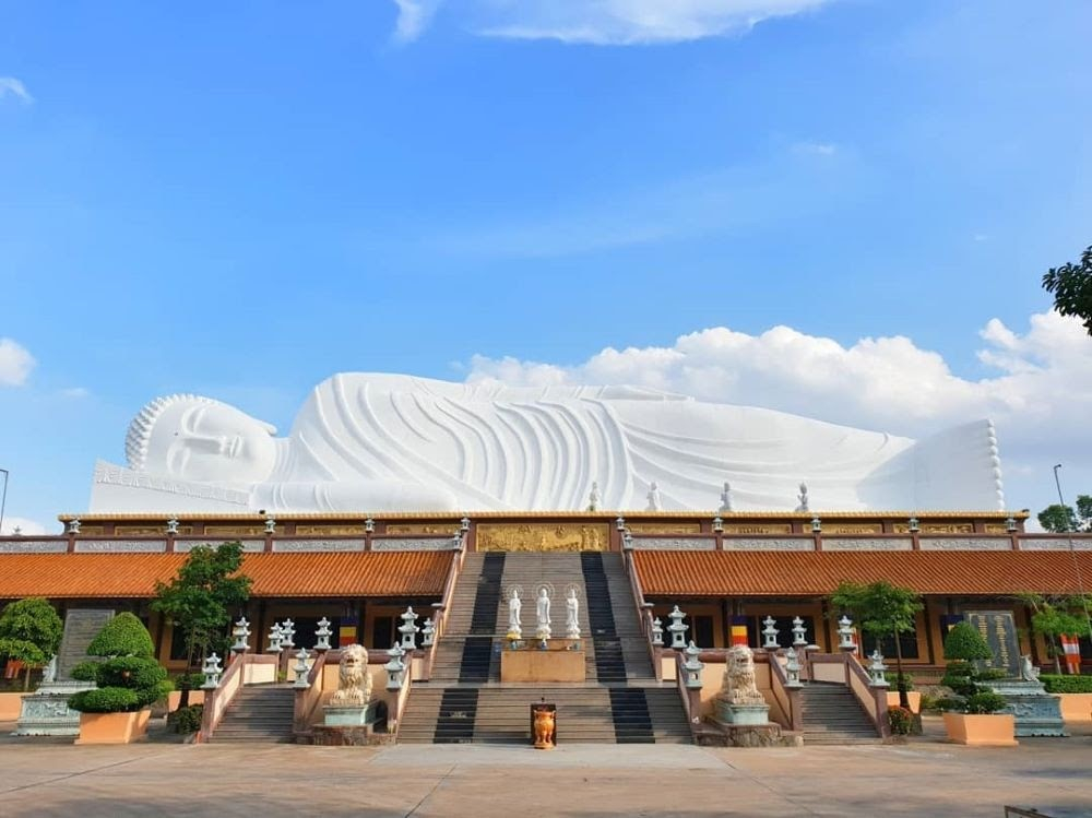 Thuê xe đi 12 cảnh chùa ở Bình Dương